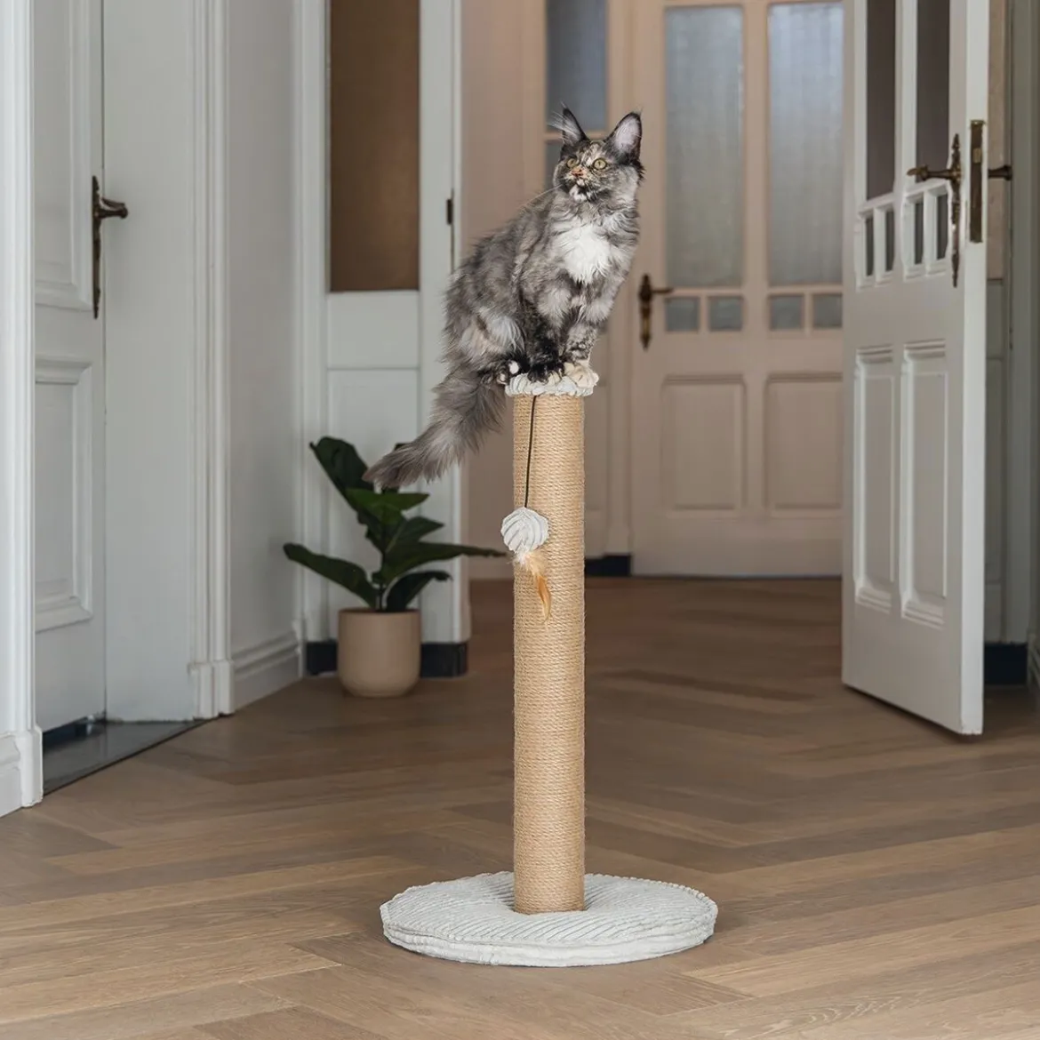 Designed by Lotte Klöspelare med Boll Grå